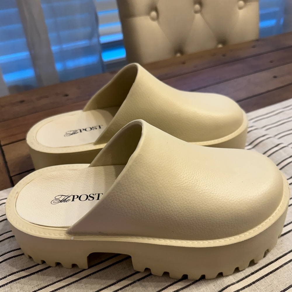 Neutral foam chunky clogs